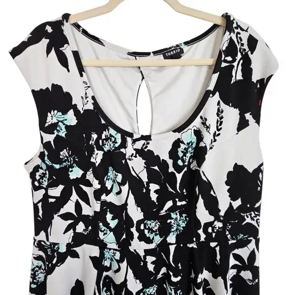 Torrid Dress Knee Length Dress Floral Dress Fit Flare Dress 2X Black White - Picture 2 of 7